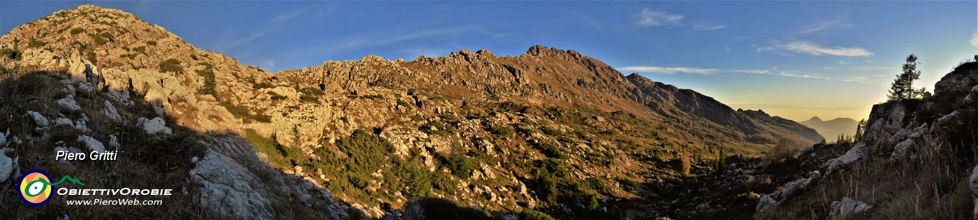 75 Il sole illumina le cime Croce a sx e Alben a dx.jpg